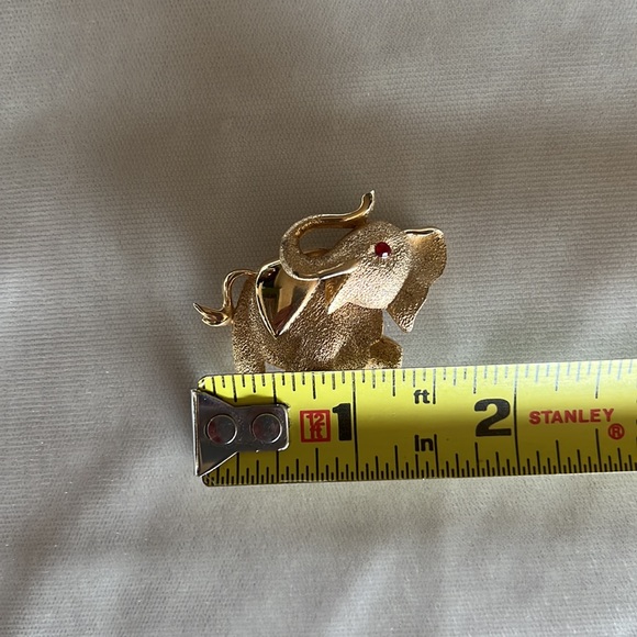 Unsigned Charming Gold Tone Elephant Pin With Sparkly Red Eye - Picture 7 of 8